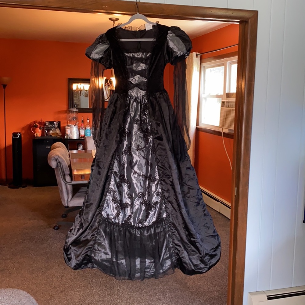 Halloween witch vampire goth black gown costume